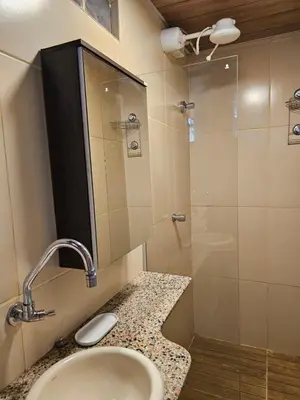 Uma casa de banho em Charmoso Flat Funcional No PAPICU Próximo AO SHOPPING RIO MAR