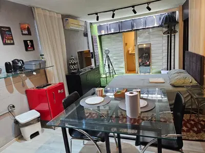 Uma área de estar em Charmoso Flat Funcional No PAPICU Próximo AO SHOPPING RIO MAR