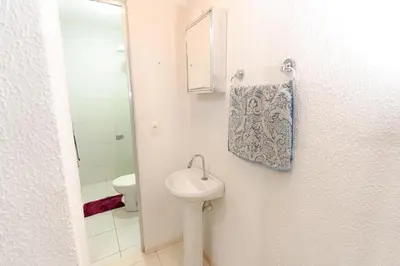 Uma casa de banho em Charmoso Flat Funcional No PAPICU Próximo AO SHOPPING RIO MAR