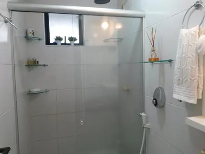 Uma casa de banho em Apartamento em Meireles