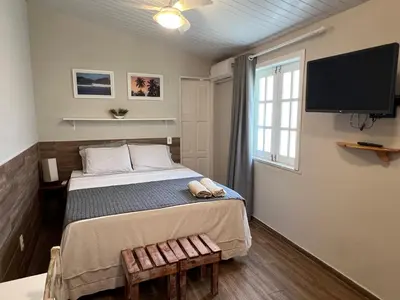Uma televisão e/ou sistema de entretenimento em Bada Hostel & Kite School