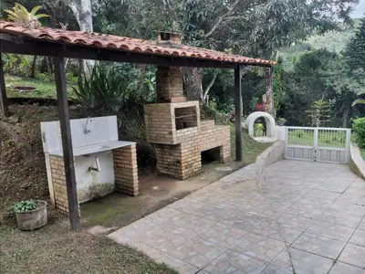 Um jardim no exterior de Linda casa em Guaramiranga