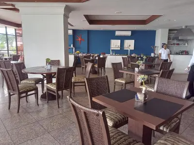 Um restaurante ou outro lugar para comer em Flat Blue Tree Beira Mar by Escala