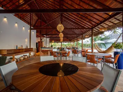 Um restaurante ou outro lugar para comer em MKNI Hotel - Makani Experience