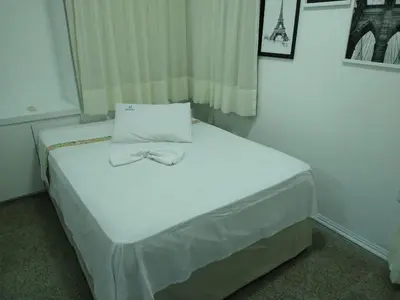 Uma cama ou camas num quarto em Flat Frente Mar 4 hospedes401