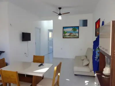 Uma televisão e/ou sistema de entretenimento em Sol Apartamento 4 - Quarto e sala com varanda e cozinha americana na praia do prea-CE