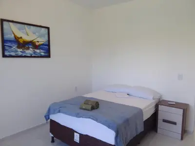 Uma cama ou camas num quarto em Sol Apartamento 4 - Quarto e sala com varanda e cozinha americana na praia do prea-CE