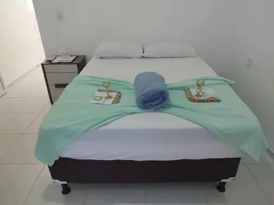 Uma cama ou camas num quarto em Sol Apartamento 4 - Quarto e sala com varanda e cozinha americana na praia do prea-CE