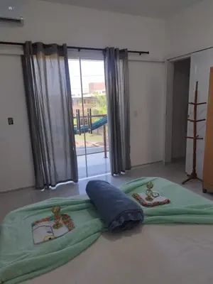 Uma cama ou camas num quarto em Apartamento Lua 3 - Quarto e Sala com Varanda e cozinha americana na praia do preá-Ce