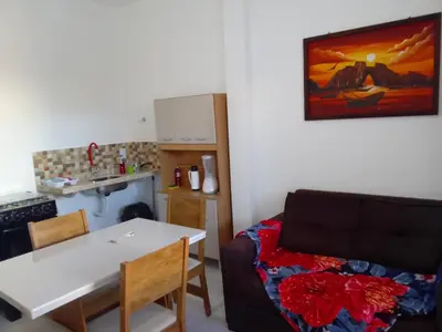 Uma área de estar em Casa do Bruno - Apartamento terreo - 1 - Terra - Quarto e sala com cozinha americana na praia do preá-CE