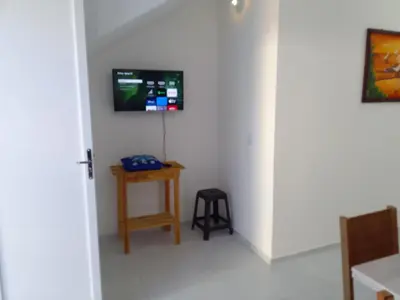 Uma televisão e/ou sistema de entretenimento em Casa do Bruno - Apartamento terreo - 1 - Terra - Quarto e sala com cozinha americana na praia do preá-CE