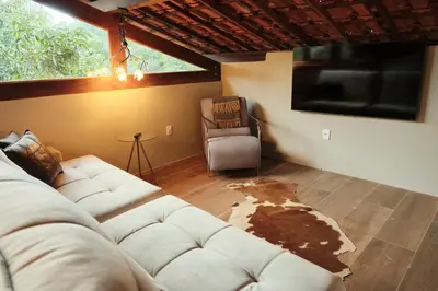 Uma televisão e/ou sistema de entretenimento em Chalé encantador em Guaramiranga
