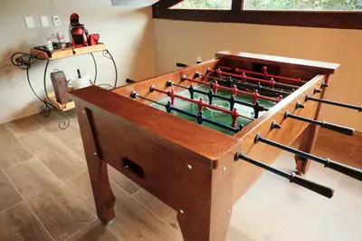 A sala de jogos em Chalé encantador em Guaramiranga