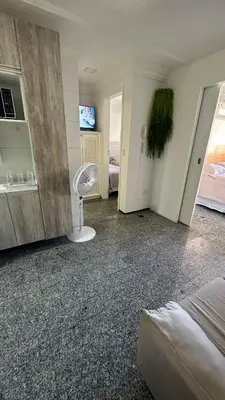 Uma televisão e/ou sistema de entretenimento em Flat New Point