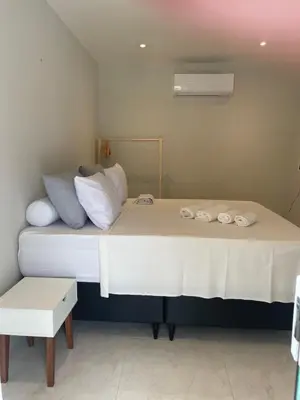 Uma cama ou camas num quarto em Charlotte House