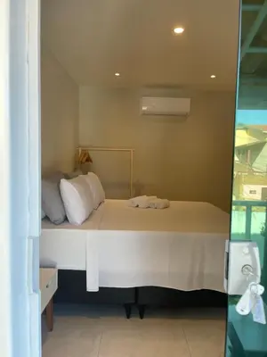 Uma cama ou camas num quarto em Charlotte House