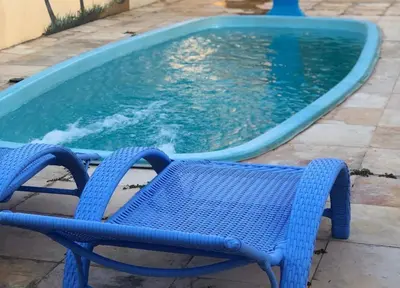 A piscina em ou perto de Sacada do mar