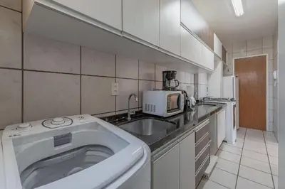 A cozinha ou kitchenette de Hamilton #1404 - Apto na praia by Carpediem