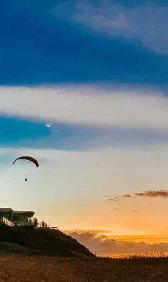 O nascer ou o pôr do sol visto a partir da casa de hóspedes