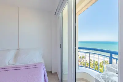 Uma cama ou camas num quarto em Beach Village #1503 - Apê na Praia por Carpediem
