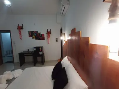 Uma cama ou camas num quarto em Central Palace Hotel