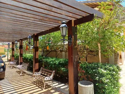 Um jardim no exterior de Hotel Porto Belo