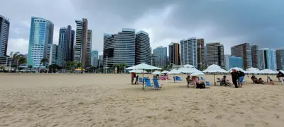 Uma praia em ou perto do apartamento