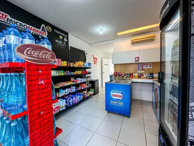 Um supermercado ou outras lojas no apartamento ou nas proximidades