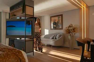 Uma televisão e/ou sistema de entretenimento em Beira Mar Fortaleza – Flat de Luxo no Iate Plaza!