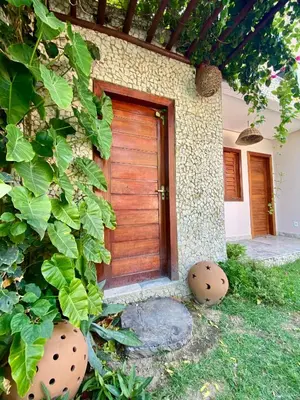 Um jardim no exterior de Casa Pitanga Flat