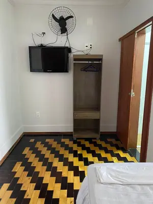 Uma televisão e/ou sistema de entretenimento em Hotel pousada Krone Praia de Iracema Fortaleza