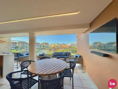 Uma televisão e/ou sistema de entretenimento em Resort incrível Vila do Porto