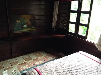 Uma cama ou camas num quarto em Chalé das Helicônias