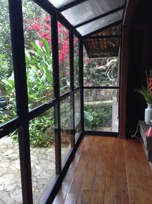 Um jardim no exterior de Chalé das Helicônias