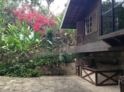 Um jardim no exterior de Chalé das Helicônias