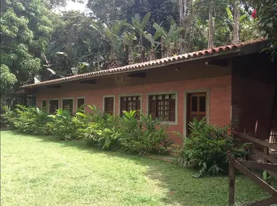 Um jardim no exterior de Chalé das Helicôneas - Suítes