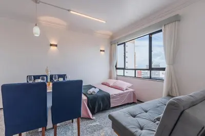Uma área de estar em Vista Alta - 150 metros BEIRA MAR - Garagem - Recepção 24horas - Smart TV - Cozinha Completa - Ar Condicionado Sala e Quarto - Internet 100Mb Upload e 50Mb Download