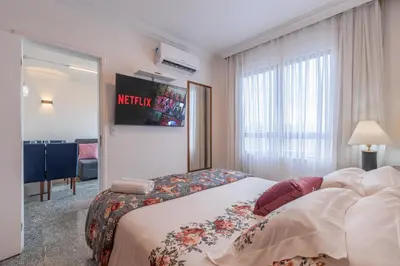 Uma cama ou camas num quarto em Vista Alta - 150 metros BEIRA MAR - Garagem - Recepção 24horas - Smart TV - Cozinha Completa - Ar Condicionado Sala e Quarto - Internet 100Mb Upload e 50Mb Download