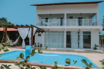 A piscina em ou perto de Vila hangloose pôr do sol