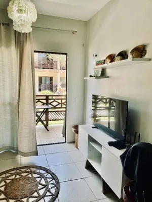 Uma televisão e/ou sistema de entretenimento em Apto 2 quartos - Condomínio Frente Mar