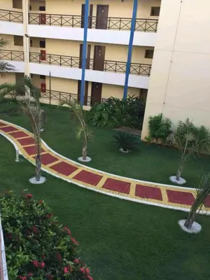 Um jardim no exterior de Apto Completo - Vila do Mar - Beach Park - PDD