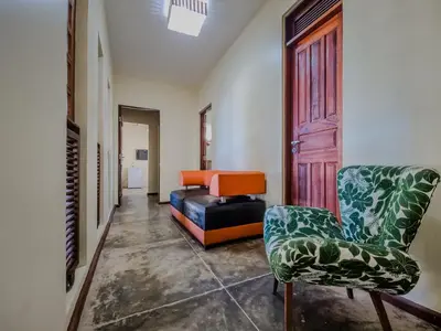 Uma área de estar em Sunset Beach Villas