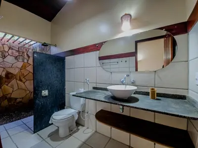 Uma casa de banho em Sunset Beach Villas