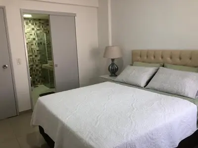 Uma cama ou camas num quarto em Cozy apartment by the ocean