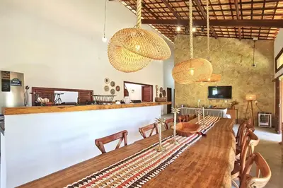 Uma televisão e/ou sistema de entretenimento em Chalés em Jericoacoara por Carpediem