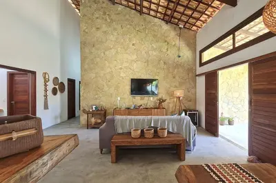 Uma televisão e/ou sistema de entretenimento em Chalés em Jericoacoara por Carpediem
