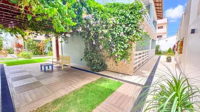 Um jardim no exterior de Pousada Diane