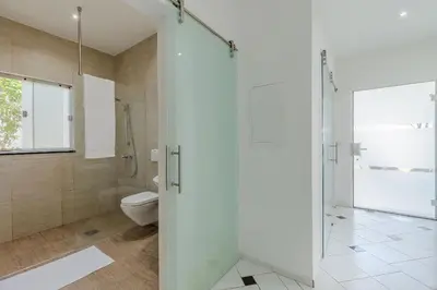 Uma casa de banho em Casa com Piscina em Porto das Dunas by Carpediem