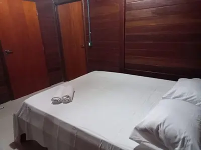 Uma cama ou camas num quarto em Casa de madeira A 6km de Guaramiranga