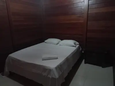 Uma cama ou camas num quarto em Casa de madeira A 6km de Guaramiranga